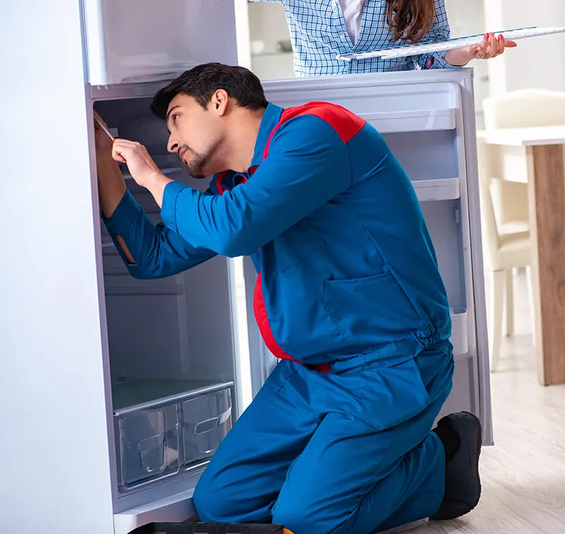 Técnico especializado da i9 Frio em atendimento